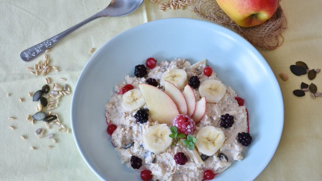 Schale mit Porridge, Obst und Beeren