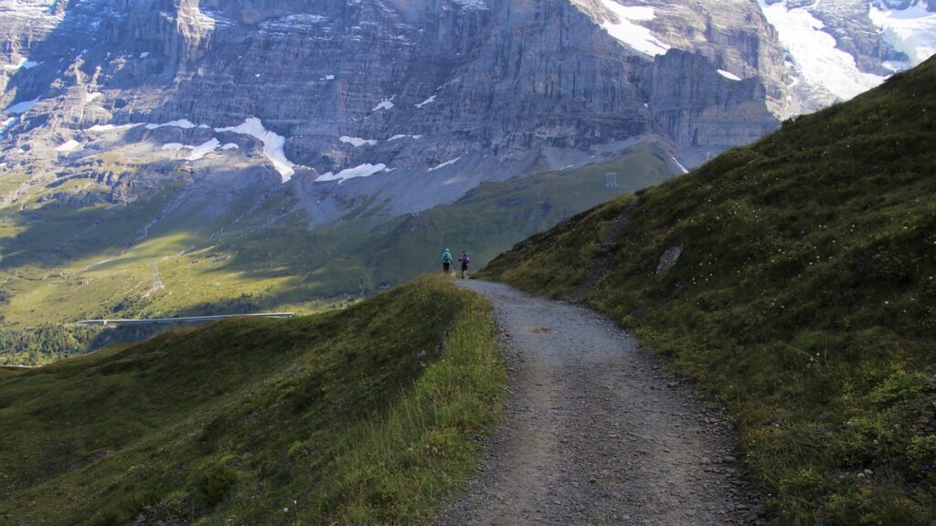 Wanderweg im Hochgebirge mit Blick auf Gletscher