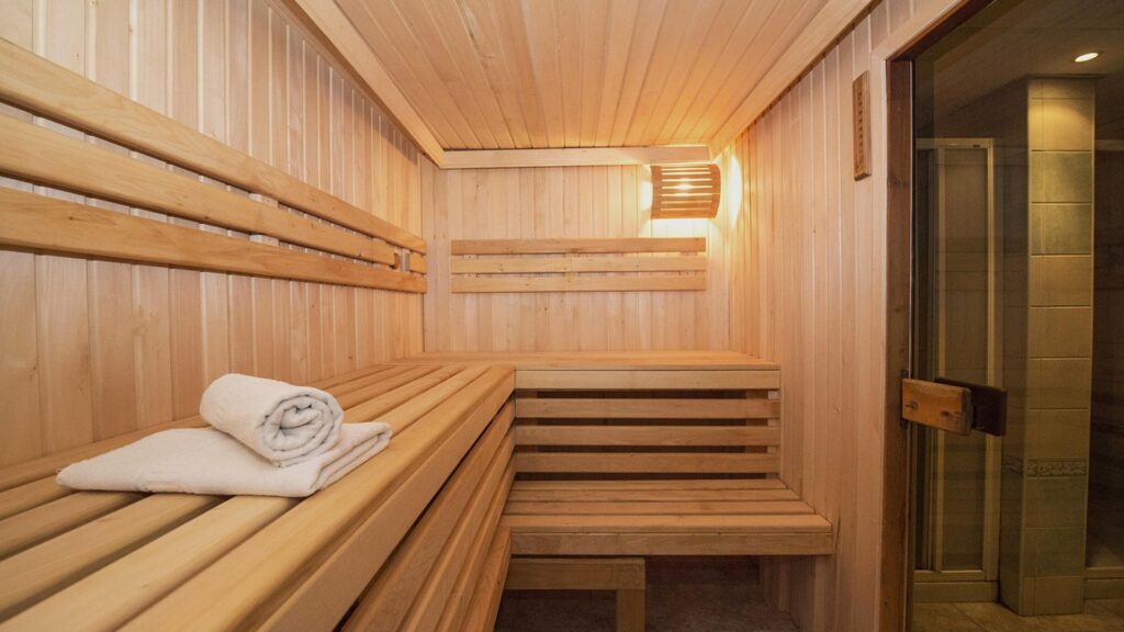 Leere Holzsauna mit Bänken und Handtuch