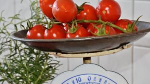 Tomaten auf einer Küchenwaage